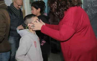 En el marco del programa » Ver para Aprender» se entregaron anteojos a estudiantes de la Escuela 35 de Castelar