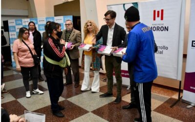 El Municipio de Morón y el ENACOM entregaron tablets a vecinos y vecinas del distrito