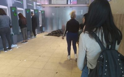 Gente en situación de calle en el Banco Provincia de Morón
