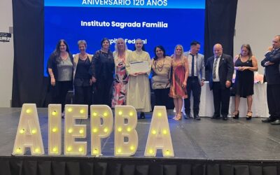 AIEPBA otorgó un reconocimiento al Instituto Sagrada Familia en su 120 aniversario