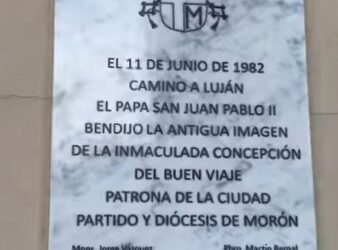 El Obispo de Morón descubre una placa en Conmemoración a los 40 años de la visita de San Juan Pablo II a Morón