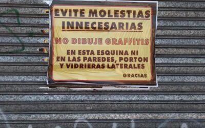 Un cartel en Rivadavia y French de Morón describe el problema de los frentistas y los graffitis.