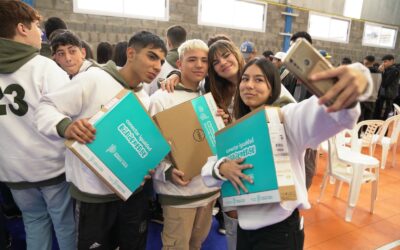 ITUZAINGÓ: PABLO DESCALZO ENTREGÓ  500 NOTEBOOKS DEL PROGRAMA CONECTAR IGUALDAD BONAERENSE A ESTUDIANTES DEL DISTRITO 