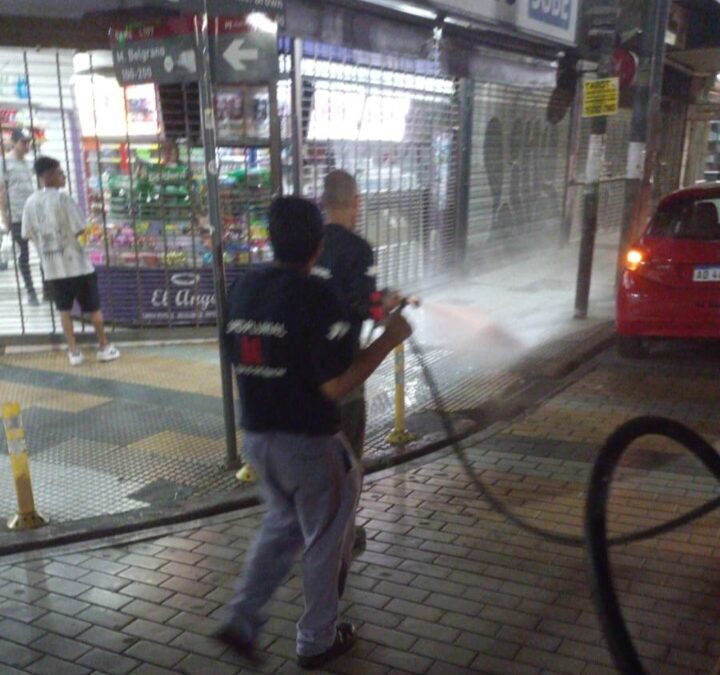 Campaña de fumigación para prevenir el dengue en Morón