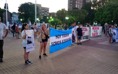 MORÓN: INSEGURIDAD: VECINOS AUTOCONVOCADOS SE MANIFESTARON FRENTE A LA COMUNA PARA EXIGIR SEGURIDAD Y JUSTICIA POR LOS CRÍMENES OCURRIDOS EN EL DISTRITO