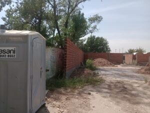 La primaria N° 50 de Lacarra, entre Arena y Mburucuyá se derrumbó en 2022. Hoy los alumnos asisten a la primaria N° 17 en la calle Maison, Castelar centro.