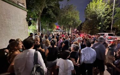VILLA SARMIENTO: UNA MULTITUD DE VECINOS Y VECINAS SE CONCENTRARON EN LA PUERTA DE LA COMISARÍA PARA MANIFESTARSE Y EXIGIR MEDIDAS DE SEGURIDAD
