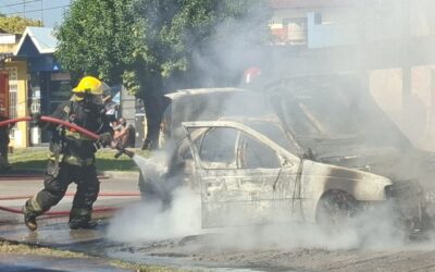 ITUZAINGO: UN AUTO SE INCENDIO EN LA CALLE