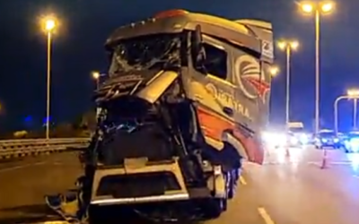ACCESO OESTE: CHOQUE Y VUELCO: UN CAMIÓN IMPACTÓ CONTRA UN MICRO
