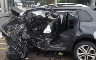 ACCESO OESTE: UN AUTO CHOCO CONTRA UN MURO DE SEGURIDAD DE INGRESO AL PEAJE