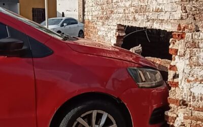 VIOLENTO CHOQUE EN CASTELAR: UNA CAMIONETA TERMINO INCRUSTADA CONTRA UN PAREDON