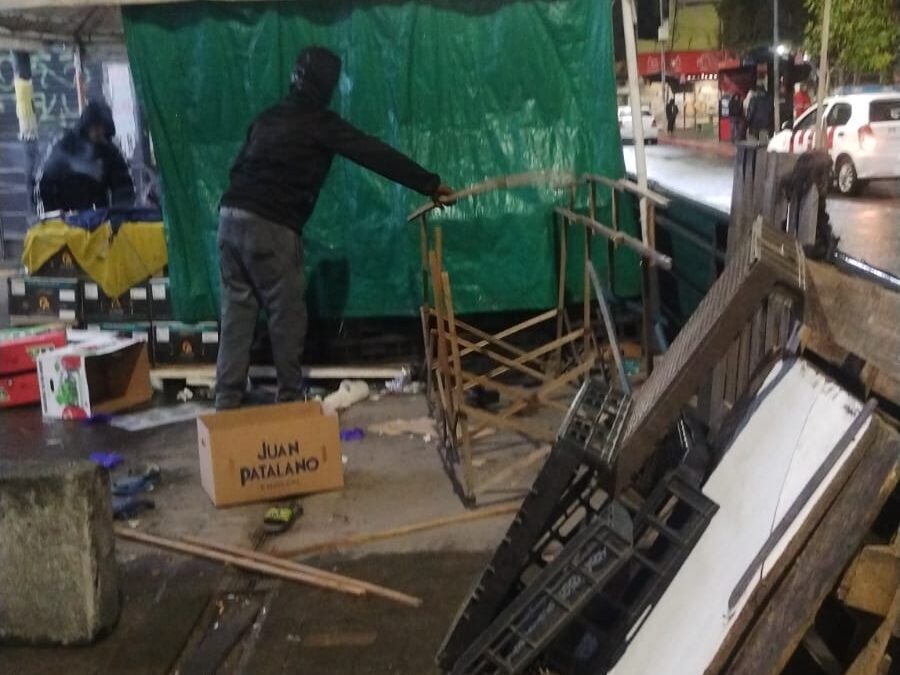 MORÓN: OPERATIVO SORPRESA EN PLAZA LA ROCHE PARA ERRADICAR LA VENTA AMBULANTE Y REFORZAR LA SEGURIDAD CON PRESENCIA PERMANENTE