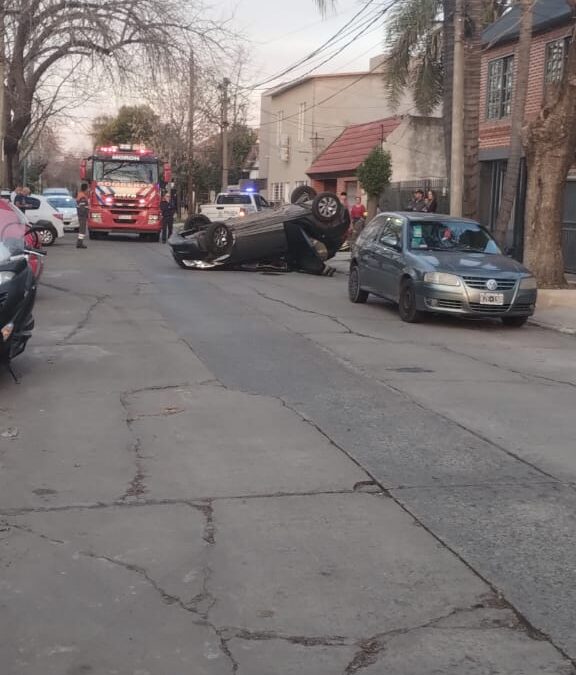 CASTELAR: UNA MUJER SE DESVANECIO Y VOLCO SU VEHICULO