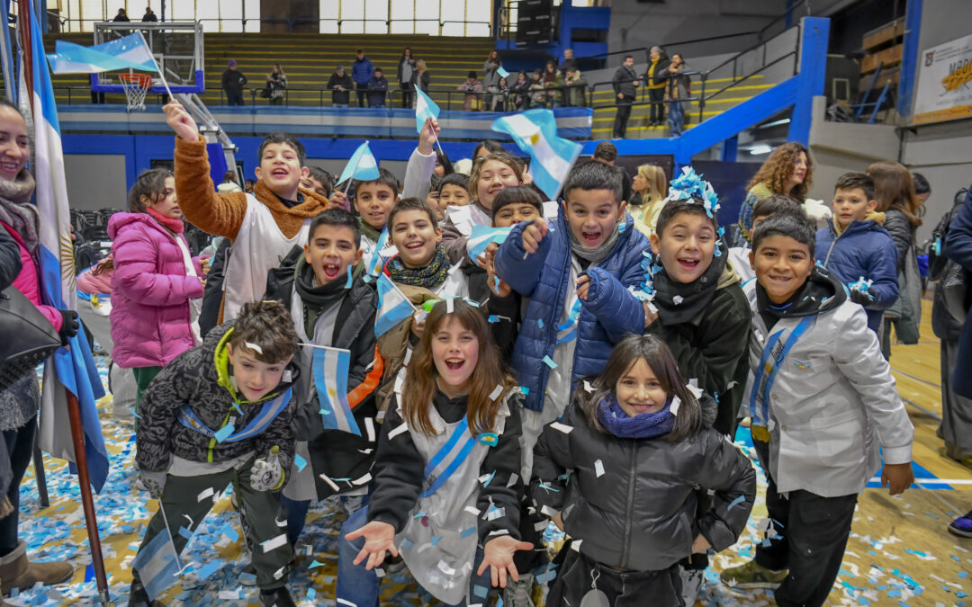 ALUMNOS DE 4to GRADO DE ESCUELAS Y COLEGIOS DE ITUZAINGO REALIZARON LA JURA A LA BANDERA