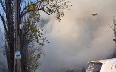 CASTELAR: UN AUTO SE INCENDIÓ EN PLENA VÍA PÚBLICA Y FUE RÁPIDAMENTE CONTROLADO POR BOMBEROS Y SEGURIDAD