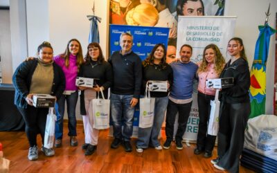PABLO DESCALZO Y ANDRES LARROQUE ENTREGARON MATERIAL PARA EMPRENDEDORES E INSTITUCIONES DE ITUZAINGO