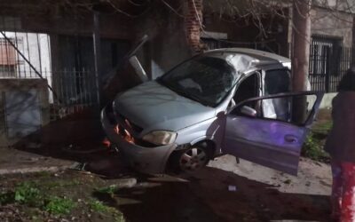 HURLINGHAM: MUJER ALCOHOLIZADA SE ESTRELLÓ CONTRA UNA CASA TRAS MANEJAR A ALTA VELOCIDAD