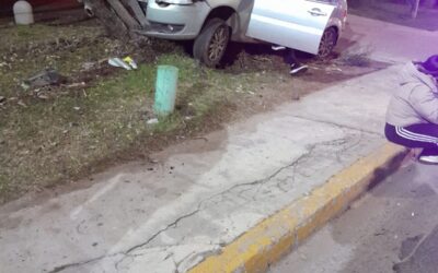 HURLINGHAM: UN AUTO SE INCRUSTO CONTRA UN POSTE