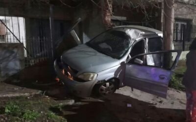 HURLINGHAM: UN AUTO PERDIO EL CONTROL Y TERMINO CONTRA EL PAREDON DE UNA VIVIENDA