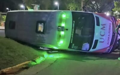 HURLINGHAM: VOLCO UNA AMBULACIA TRAS CHOCAR CON UN AUTO