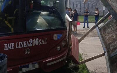 CASTELAR SUR: INTENTARON ROBARLE A UN CHOFER AHORCANDOLO  MIENTRAS CONDUCIA EL COLECTIVO PERDIO EL CONTROL Y CHOCO CONTRA UNA PARADA