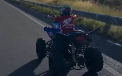 PERMITIÓ QUE SU HIJO DE 5 AÑOS MANEJE UN CUATRICICLO EN LA RUTA: SERÁ INMEDIATAMENTE INHABILITADO