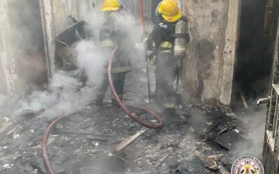 INCENDIO EN UNA VIVIENDA DE ITUZAINGO: DOS HERIDOS Y BOMBEROS AGREDIDOS