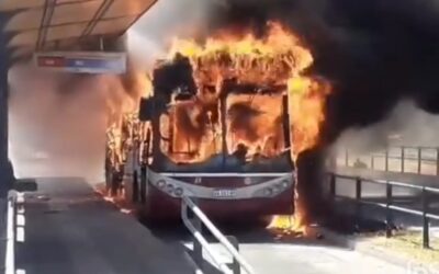 MORÓN: SE INCENDIÓ UN COLECTIVO DE LA LÍNEA 166 EN EL METROBÚS