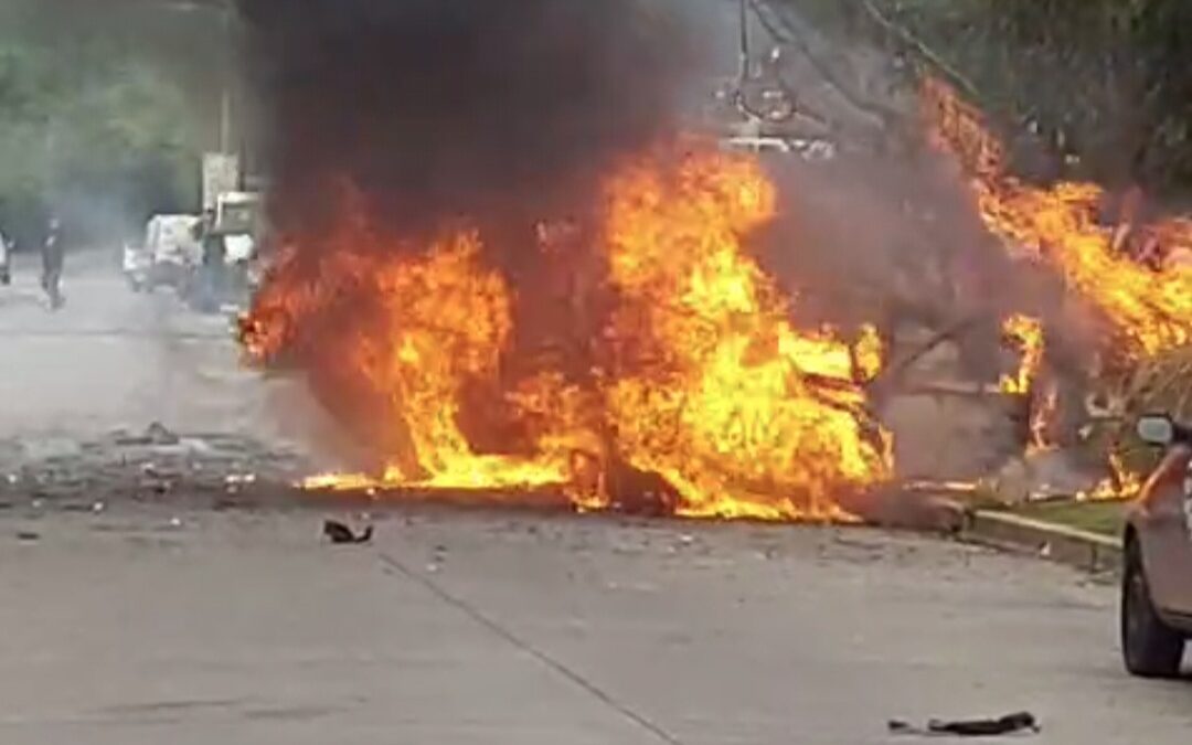EXPLOTO UN AUTO EN EL BARRIO PROCREAR DE ITUZAINGO UN BOMBERO RESULTO CON HERIDAS LEVES