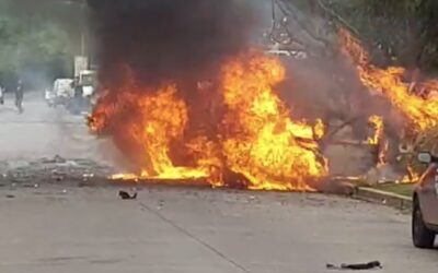 EXPLOTO UN AUTO EN EL BARRIO PROCREAR DE ITUZAINGO UN BOMBERO RESULTO CON HERIDAS LEVES