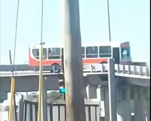 UN MICRO QUEDO ATASCADO EN EL PUENTE DE ACEVEDO