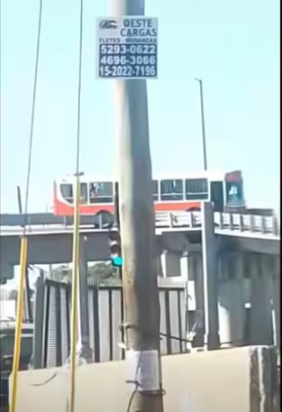 UN MICRO QUEDO ATASCADO EN EL PUENTE DE ACEVEDO
