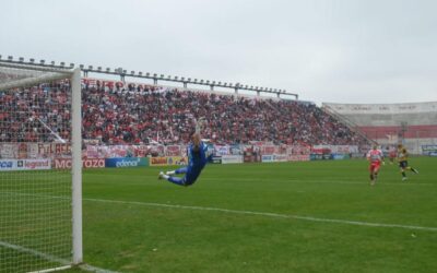 EL GALLO «HUNDIÓ» LA FRAGATA Y SIGUE PUNTERO