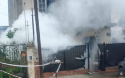 ITUZAINGO: BOMBEROS RESCATARON A UNA PAREJA QUE HABIA QUEDADO ATRAPADA POR LAS LLAMAS
