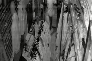 ¡SIN UNA PIERNA Y EN MULETA! ROBO UN COMERCIO DE MORON