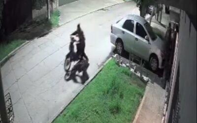 ITUZAINGO ROBAN UNA MOTO ESTACIONADA EN LA PUERTA DE UNA CASA